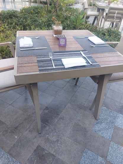 EMOTI DINING TABLE